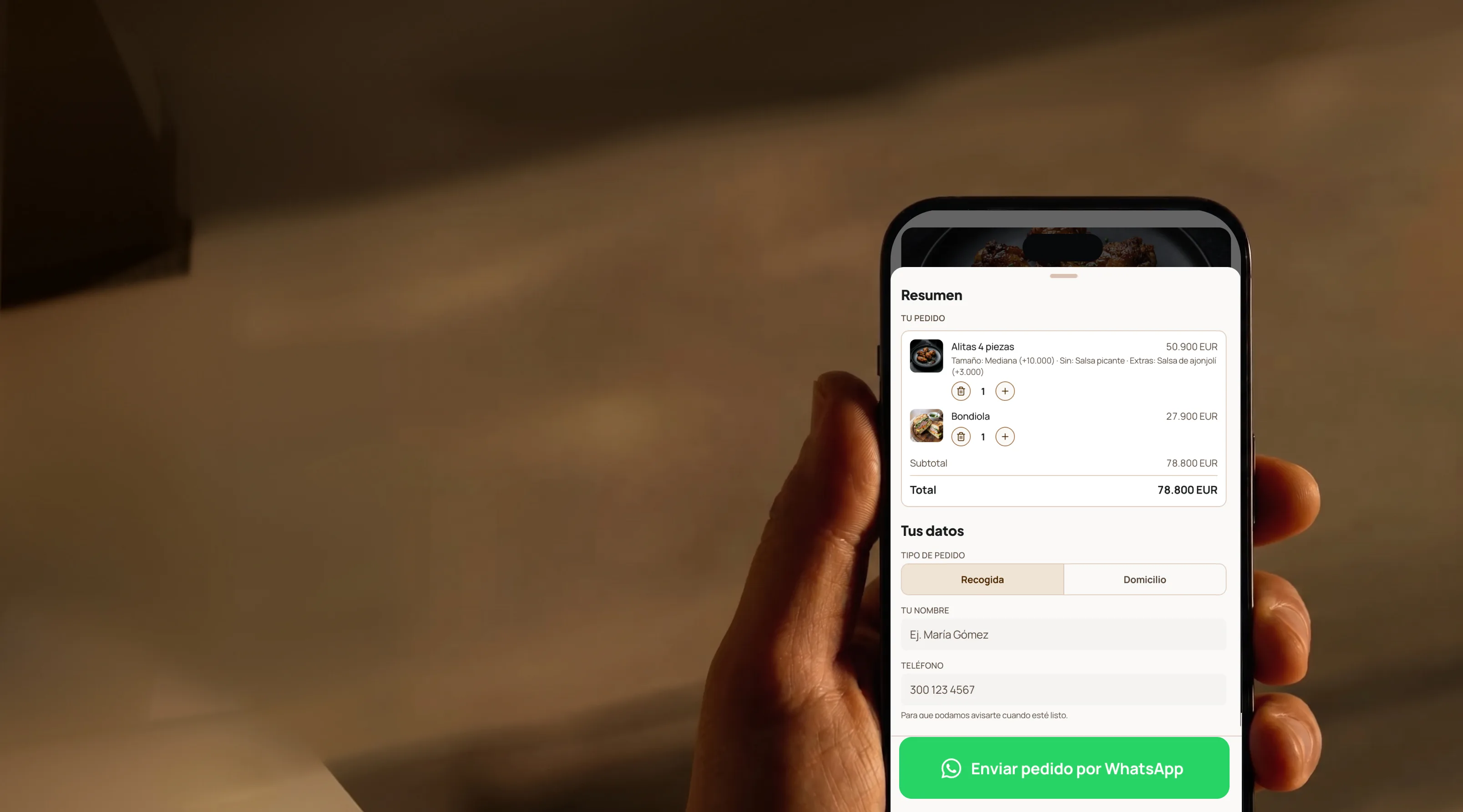 Un comensal sosteniendo un teléfono que muestra un menú digital de Supermenu